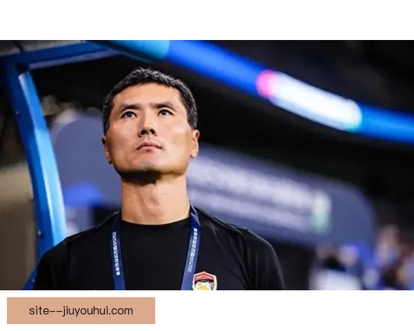 邵佳一在2025中国金球奖颁奖礼荣膺金帅奖见证本土教练崛起