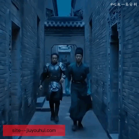 某门将反手直线穿越，精准长传直接发动快攻